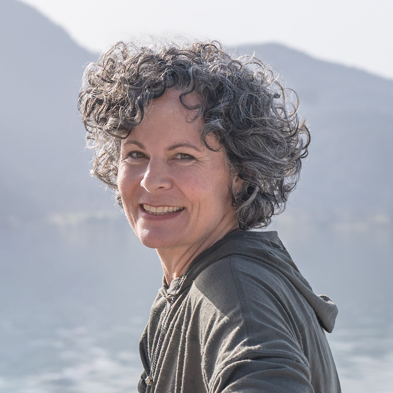 Eva-Maria Pitman Porträt, MittenKraft Mensch-Hund-Begleitung, alternative Hundeschule, Beziehung statt Training, ruhige Präsenz