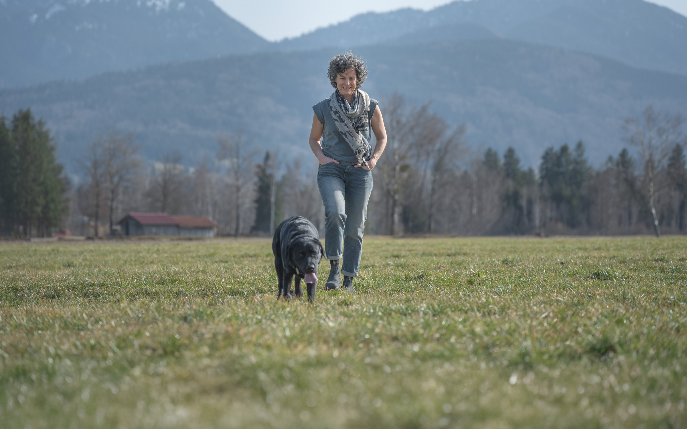 Eva-Maria Pitman mit Hund in Bewegung, MittenKraft Mensch-Hund-Begleitung, alternative Hundeschule, natürliche Führung, Verbindung im Alltag