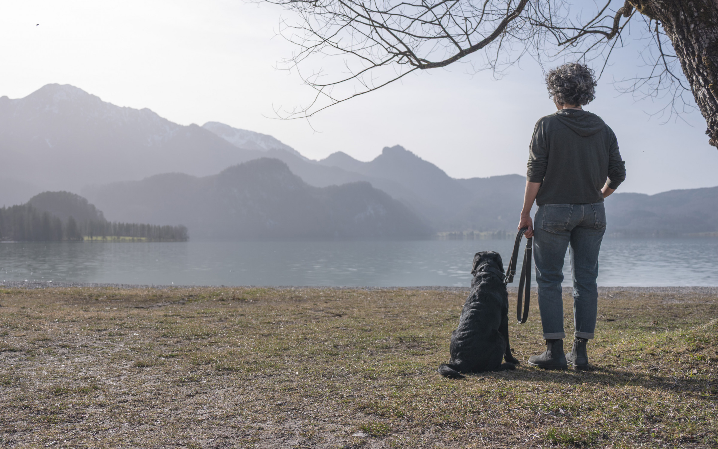 Eva-Maria Pitman mit Hund am See, MittenKraft Mensch-Hund-Begleitung, alternative Hundeschule, ruhige Führung, Verbindung und Klarheit